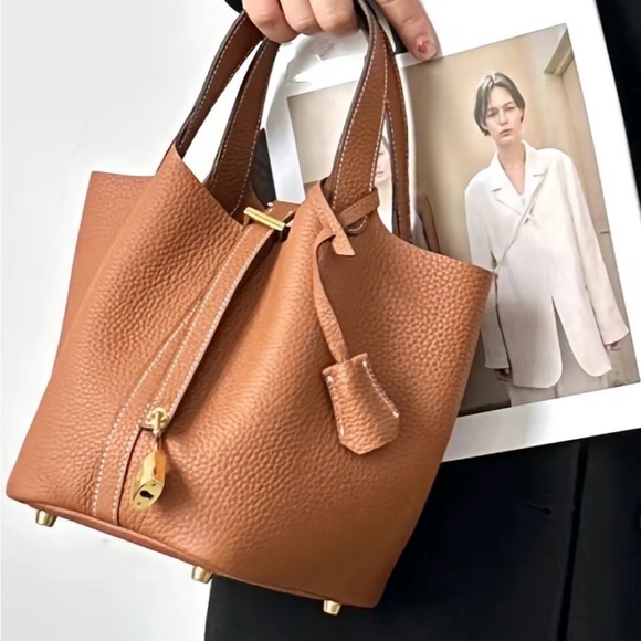 Handbags - Elegant Tan Leather Tote Bag